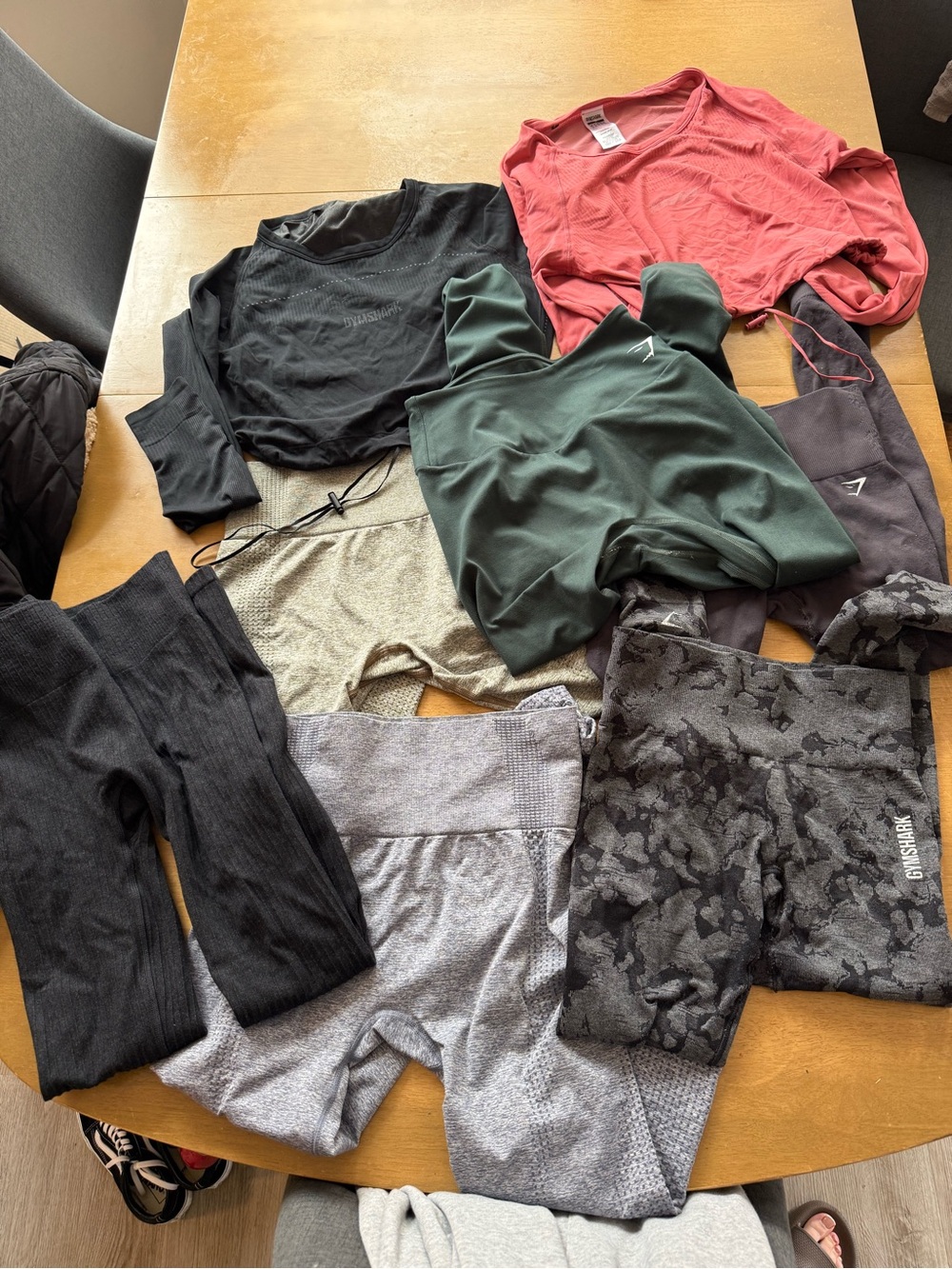 Gymshark - set of 6 leggings and 2 crop tops